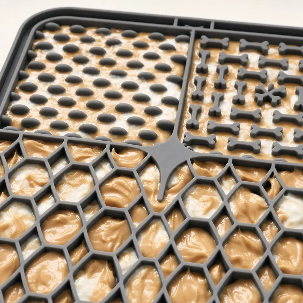 Gros plan sur les alvéoles en relief du tapis de léchage