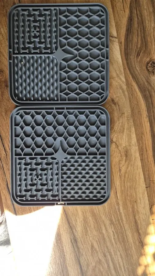 Tapis de léchage garni de pâté avant congélation, photo de Camille B., acheteuse vérifiée