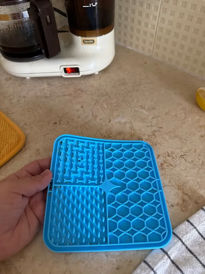 Tapis de léchage en silicone utilisé avec du beurre de cacahuète, photo de Julien M., acheteur vérifié