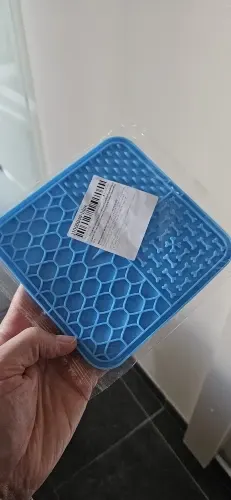 Tapis de léchage en silicone pour chien photographié par David T., acheteur vérifié