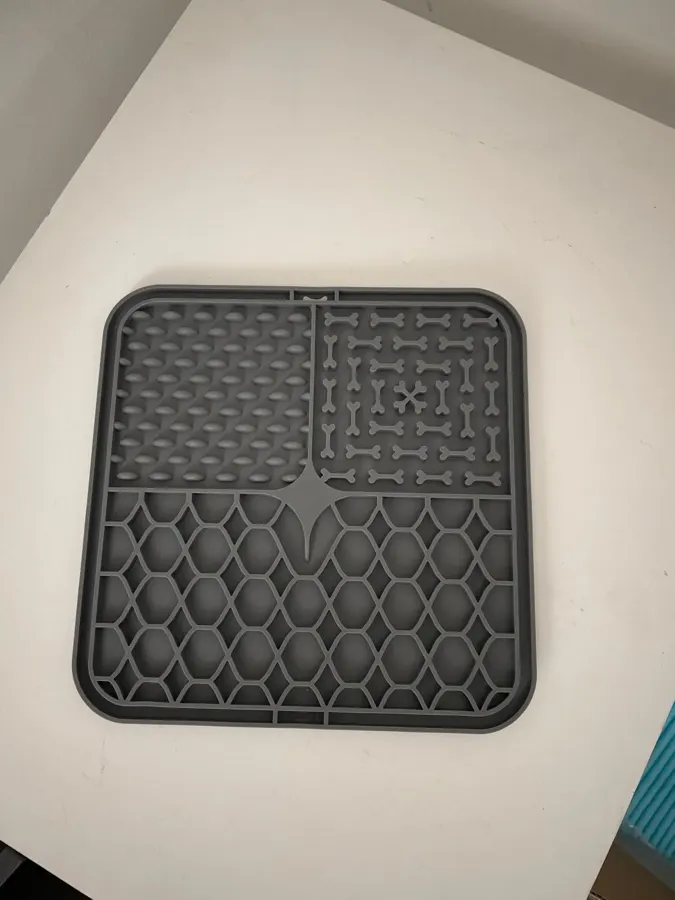Tapis de léchage conforme à la photo produit, envoyé par Émilie R., acheteuse vérifiée