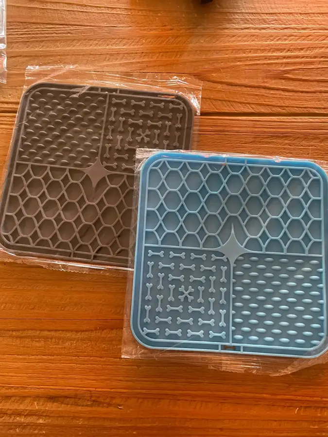 Tapis de léchage en silicone apprécié par un chien, photo de Sophie L., acheteuse vérifiée
