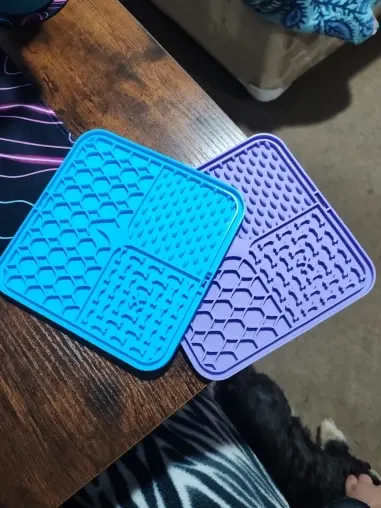 Tapis de léchage en silicone pour chien photographié par Nicolas F., acheteur vérifié