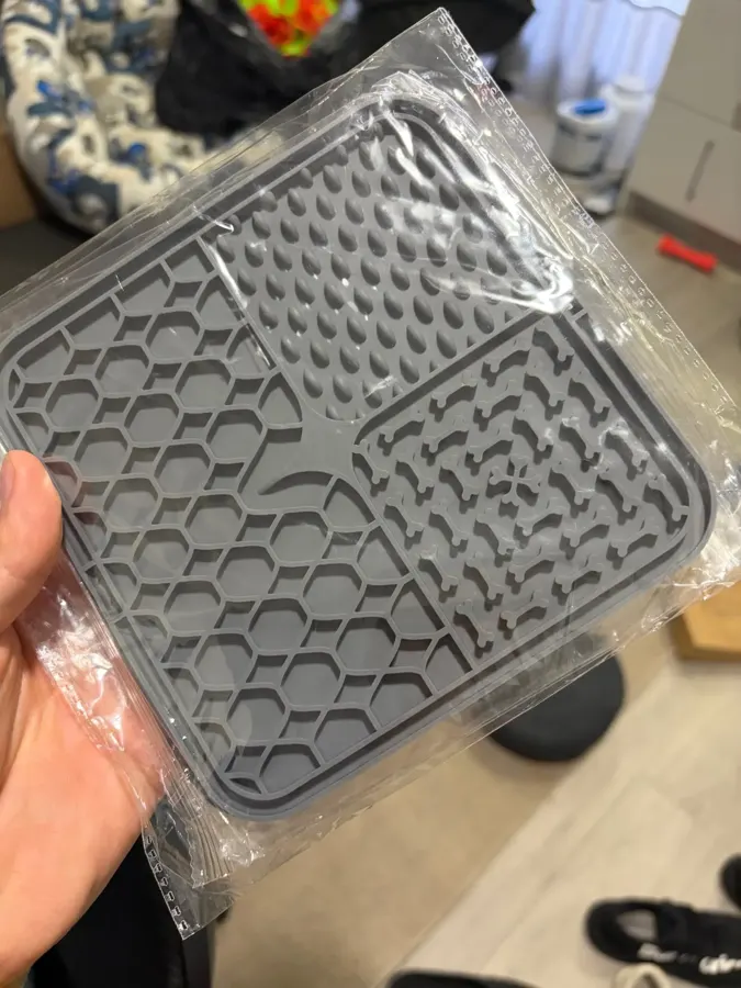 Tapis de léchage en silicone souple photographié par Aurélie G., acheteuse vérifiée